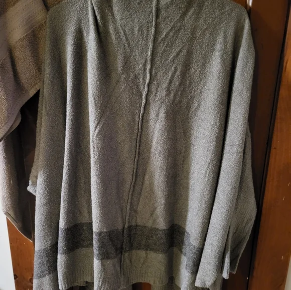 Barefoot dreams cozy cardigan.